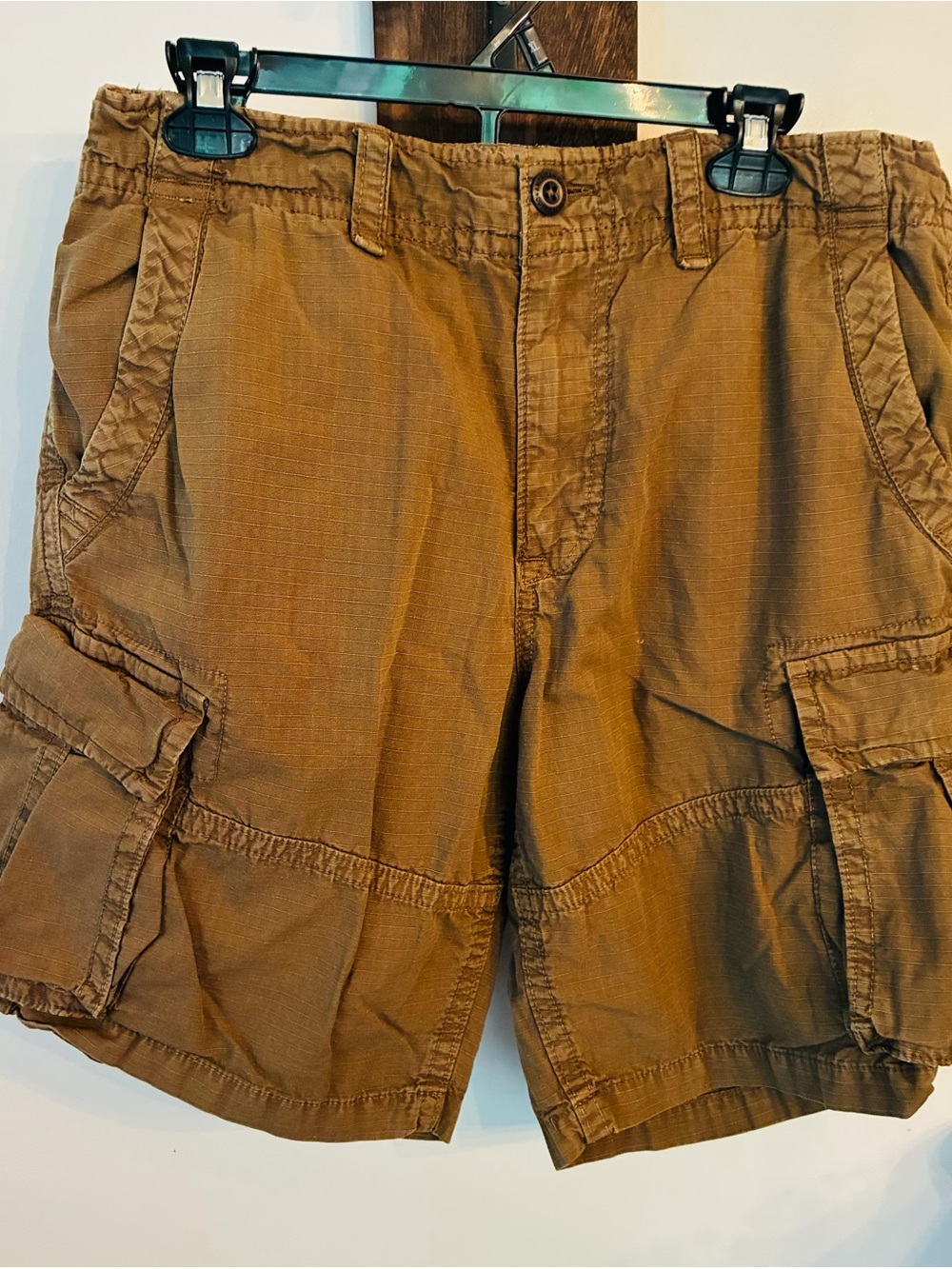 Men's American Eagle Outfitter Cargo Shorts in Brown - Classic Utility Style